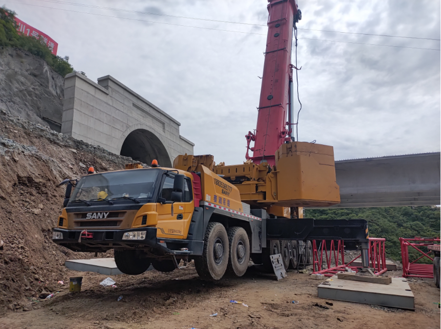 吊車(chē)奔馳發(fā)動(dòng)機(jī)機(jī)油尺管冒機(jī)油怎么辦?